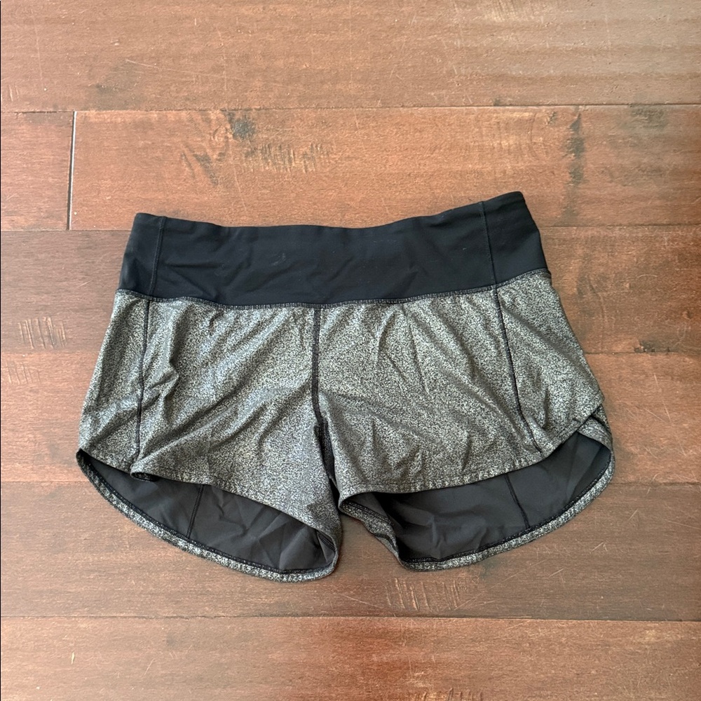 Lululemon Black and Gray speed up short 4 inch luminosity foil print size 8